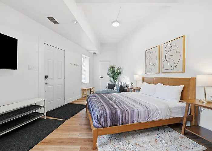 Bright And Cozy 1a Modern And Stylish Apartment, Free Street Parking Apartment *