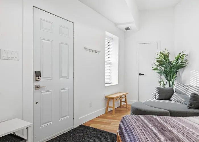 Bright And Cozy 1a Modern And Stylish Apartment, Free Street Parking Apartment