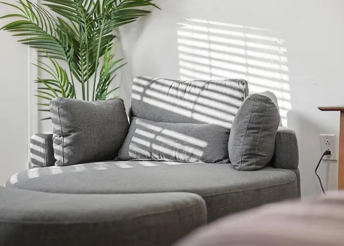 Bright And Cozy 1a Modern And Stylish Apartment, Free Street Parking Apartment
