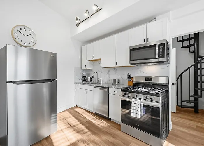 Bright And Cozy 1a Modern And Stylish Apartment, Free Street Parking Apartment