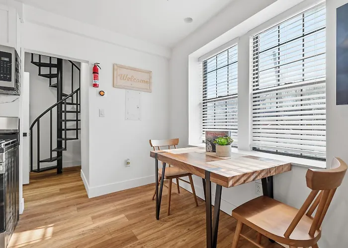 Bright And Cozy 1a Modern And Stylish Apartment, Free Street Parking Pittsburgh