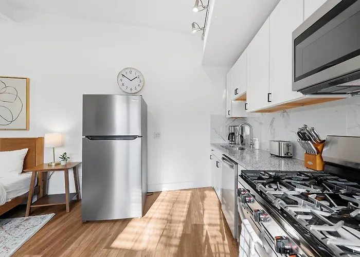 Bright And Cozy 1a Modern And Stylish Apartment, Free Street Parking Apartment